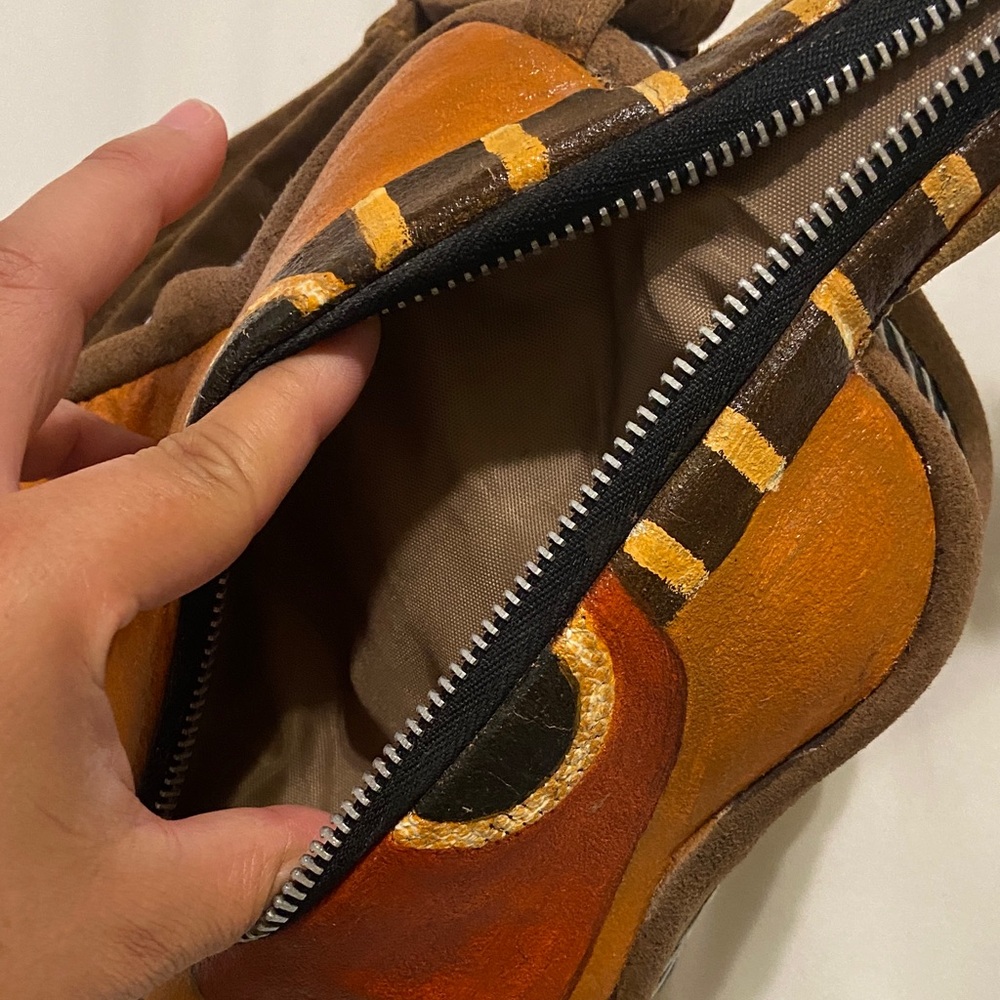 Violettes by Becky hand painted Guitar-Shaped Crossbody Bag - Picture 11 of 13